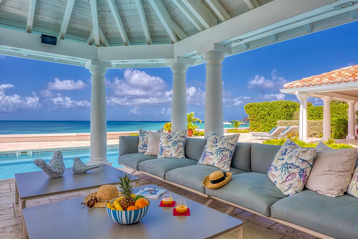 4-PetitePlage5-PoolSeating_A louer villa Grand Case Saint Martin